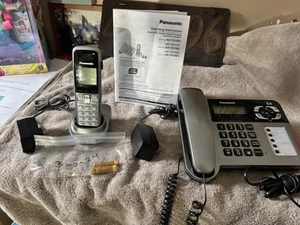Panasonic desktop and cordless phone pair  KX-TG 1061 - Zdjęcie 1 z 11