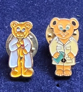PAIR TEDDY BEAR DOCTORS PIN BADGES - Picture 1 of 5