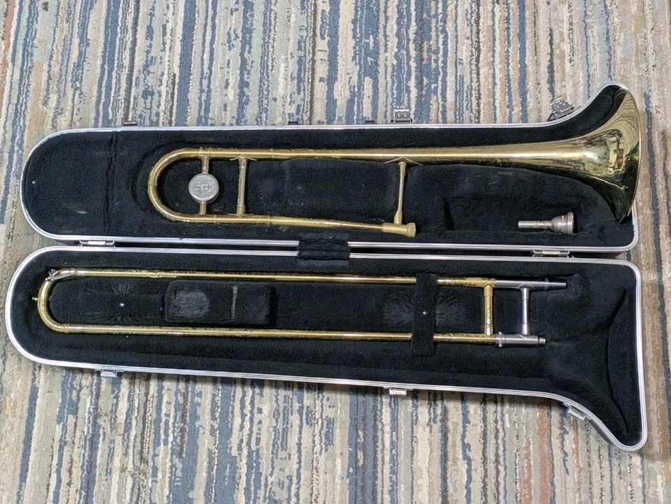 Винтажный тромбон Bach в жестком футляре Yamaha — находка для недвижимости — музыкальный инструмент  - Изображение 1 из 4