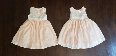 Vestidos formales niñas talla 5. Lote de 2 a juego. Marfil satinado y encaje rosa. Foto 1 de 4