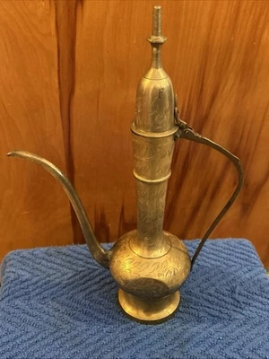 "Cafetera Ewer de Oriente Medio grabada en latón, 12"" vintage" Foto 1 de 4