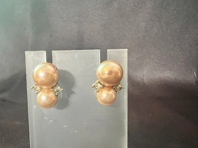 Brincos de pérola falsa dupla vintage da década de 1940 com detalhes em strass MCM Glam - Imagem 1 de 4