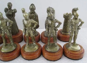Juego de piezas de ajedrez renacentista figurativo metal fundido pintado vintage - Imagen 1 de 21