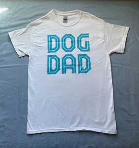 Camiseta mediana Dog Dad algodón pesado Gildan informal blanca azul - Imagen 1 de 8
