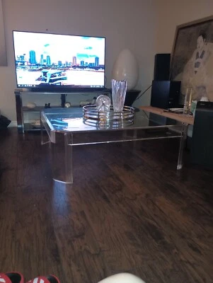 Mesa de centro de acrílico y vidrio Foto 1 de 4