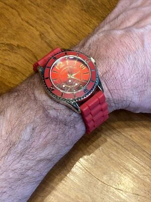 RELOJ CHISME NUEVO CON CAJA DE REGALO CORREA DE SILICONA ROJA NUEVO CELDA SE VE PERFECTO Foto 1 de 4