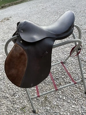 "Silla de montar inglesa de 17"" - todo uso" Foto 1 de 4