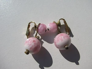 VINTAGE VOGUE PINK WHITE CRANBERRY GLASS 19 MM. BEADS DROP DANGLE CLIP EARRINGS - Picture 1 of 6