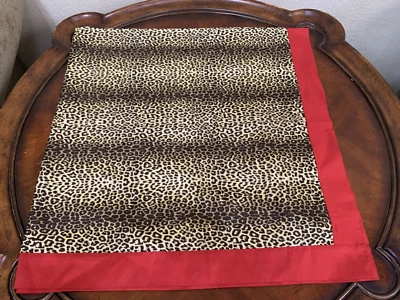 Bufanda cuadrada Jim Thompson tailandesa de seda con estampado de leopardo borde rojo 42" Tailandia Foto 1 de 4