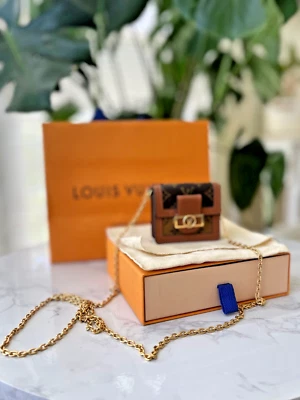 Louis Vuitton Monograma Reverso Dauphine Micro AirPod Estuche con Cadena - AUTÉNTICO Foto 1 de 4