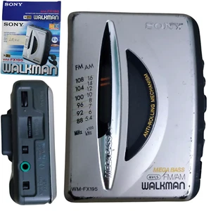 WALKMAN SONY RADIO AM FM LETTORE MANGIA AUDIO CASSETTE VINTAGE SCATOLA ORIGINALE - Foto 1 di 10