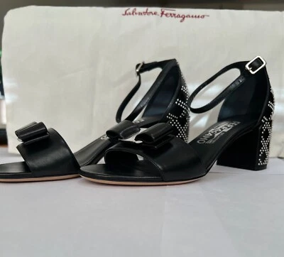 Sandalias Salvatore Ferragamo de cuero con tachuelas charol lazo Gavina negras. Talla 7C. Nuevas con etiquetas Foto 1 de 4