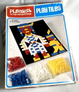 1976 PLAYSKOOL Play Tiles #434 con piastrelle Pegboard e scatola originale incompleta - Foto 1 di 9