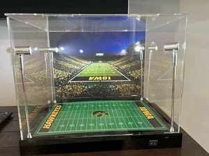 Iowa Hawkeyes Custom Full Size Helm Display mit LED Beleuchtung - Bild 1 von 1