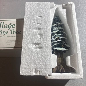 DEPT 56 Weihnachtsdorf 8 Zoll Dorfstange Tannenbaum 5528-0 - Bild 1 von 2