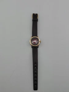 Reloj Pulsera Timex 1978 De Colección Eléctrico Esfera Roja Tono Dorado Cuero - Imagen 1 de 6