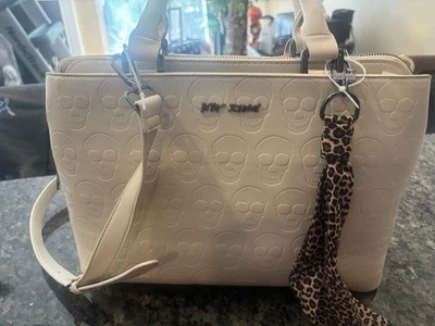Nuevo Bolso Cartera Grande Betsey Johnson Calaveras Leopardo Dije Blanco Crema Halloween Foto 1 de 4