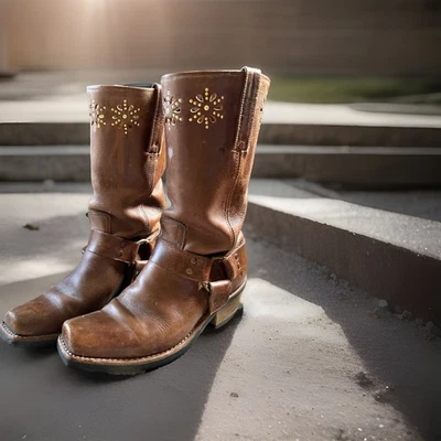 Bota Frye Victoria Secret edição especial couro/latão recorte padrão arnês - Imagem 1 de 4