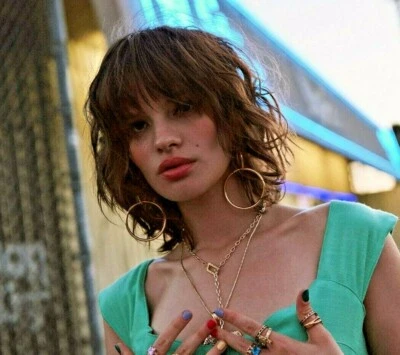 NUEVO EN CAJA Pendientes de aro largos entrelazados Vanessa Mooney latón chapado en oro de 14K Foto 1 de 4