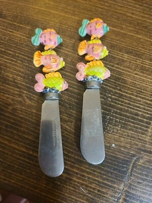 (2) Cuchillos esparcidores de mantequilla y queso de pescado de 4,5" de largo Boston Warehouse de acero inoxidable  Foto 1 de 4