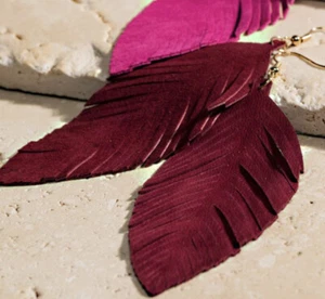 NUEVO CON ETIQUETAS Pendientes de Cuero Granate Borla Hoja Declaración Joyería de Moda - Imagen 1 de 1