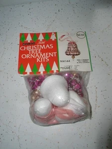 RAR Vintage Walco Stecknadel Pailletten Perlen Weihnachtsschmuck Set 3 rosa Glocken - Bild 1 von 2