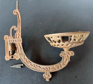 Antiguo soporte de pared oscilante de hierro fundido soporte de lámpara de aceite con fuente - Imagen 1 de 18