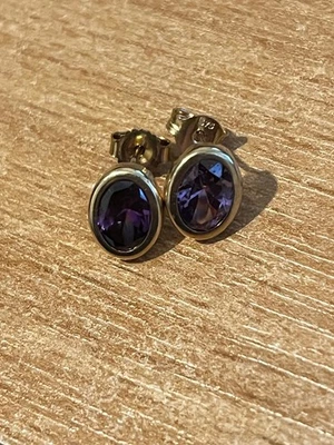Vintage Tested as 9ct Yellow Gold Solitaire Amethyst Stud Earrings - Image 1 of 4