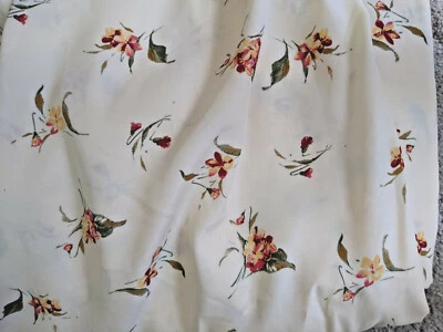 Preciosa tela de rayón estampado floral disperso en crema de mantequilla por media yarda x 60" W Foto 1 de 4