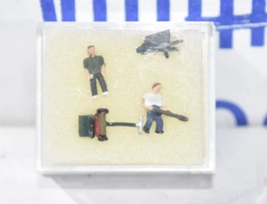 P&D Marsh Spur N. Lackiert, 2 Gärtner, Laubbläser, Rasenmäher & Schubkarre. - Bild 1 von 4