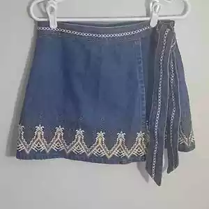 Free People Dream Away Denim bestickt geprägt Wickel Mini Jeansrock-Größe 6 - Bild 1 von 9