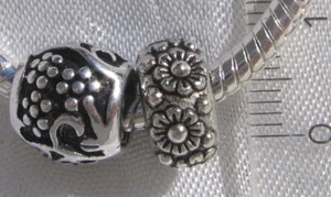 LOT MIX 2 CHARMS PERLES ANNEAUX AUX FLEURS 12-14MM METAL ARGENTE 3D *E115 - Picture 1 of 1