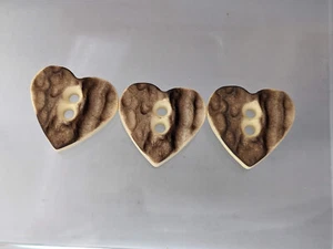 3x hübshe Kunststoff-Knöpfe - Herz braun - Hirschhorn-Imitat 20mm - Picture 1 of 1