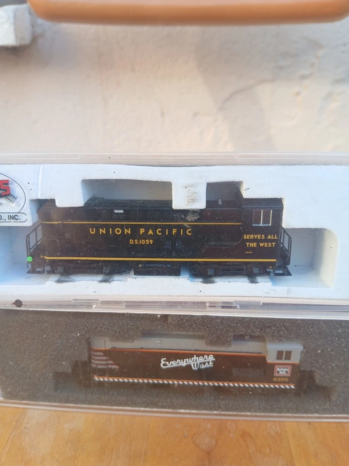 N scale Atlas brand VO-1000 (2) bundle UP & CBQ w/ original cases - Image 1 of 4