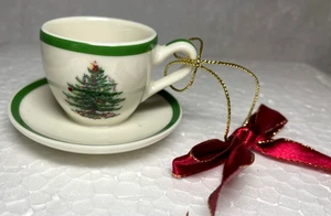 SPODE Miniatur Tasse und Untertasse Weihnachten Baumschmuck Urlaub mit rotem Band - Bild 1 von 5