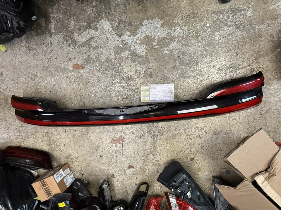 68645935AA - 2021-2025 Chrysler Pacifica Rear Center LED Tail Light OEM - Image 1 of 4