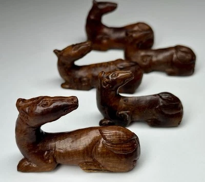 Conjunto de 5 estatuetas reclináveis japonesas do século XVIII esculpidas à mão em madeira de teca Netsuke - Imagem 1 de 4