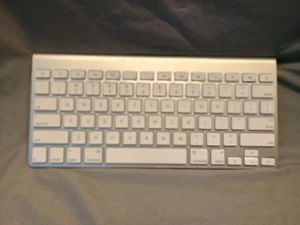 Apple wireless Bluetooth keyboard a1314 - Picture 1 of 9