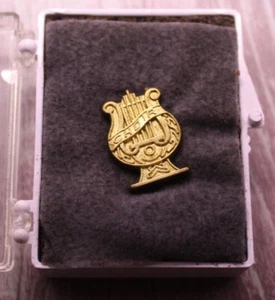 "Chor" auf Harfe goldton Pin in Kunststoffbox Neu" - Bild 1 von 2