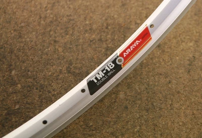 Retro Kult único NOS NUEVO Araya TM-18 llanta de bicicleta de montaña plateada para juego de llantas 26" 36h Foto 1 de 4