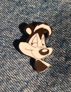 PEPE LE PEW-"LOONEY TUNES" - ENAMEL PIN-SHIP ALL THE PINS YOU BUY FOR $4.99 - Picture 1 of 1