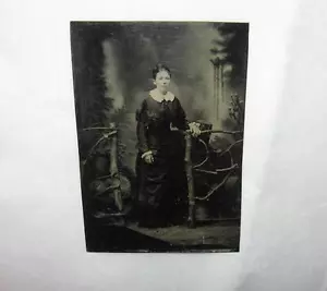 Antikes Farbtyp Ferrotype Foto raue Kante 2 x 3 stehende Frau am Tor Dame - Bild 1 von 1