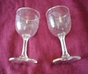 Aperitif Gläser (Lot 2) geätzte Körnung Stiel Design 4 1/4" H, 2" D - Bild 1 von 4