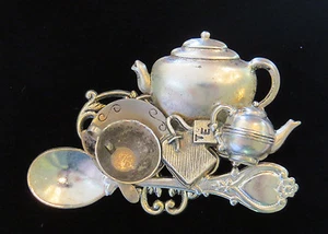 Tea Time Anstecknadel Brosche oxidiert matt Silber Tee für zwei Kannen Wasserkocher Löffel Beutel Tasse - Bild 1 von 4