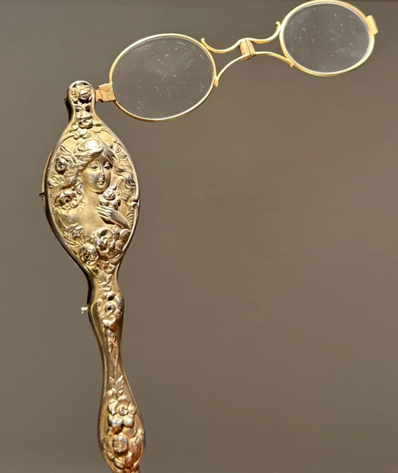 Antigua lorgnette Art Nouveau de plata de ley con motivo femenino en relieve Foto 1 de 4