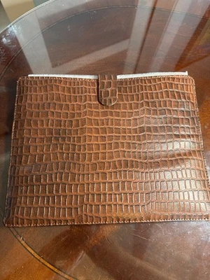 Funda para Tablet Marrón Imitación Cocodrilo Cuero Repujado 9" por 12" 33-73 Foto 1 de 3
