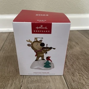 2023 Hallmark Festive Fiddler Rentier Magic Sound Christbaumschmuck NEU - Bild 1 von 2