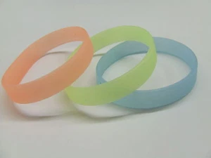 Pulsera de silicona UV Glow in Dark Gomach AZUL Melocotón AMARILLO - Imagen 1 de 1