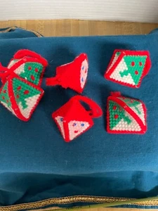 4 Weihnachten Kunststoff Leinwand Ornament 2 Weihnachtsmänner 4 Baum, 3-seitig, handgefertigt - Bild 1 von 6