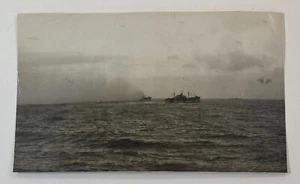 Fotografía original en blanco y negro de la Segunda Guerra Mundial 1945 barcos humo océano batalla hundimiento - Imagen 1 de 7